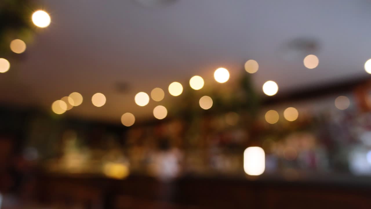 luces borrosas en un acogedor café italiano