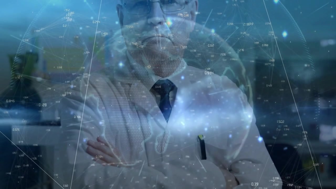 Seniorforsker i laboratoriefrakk fører hendene inn i bildet og krysser armene, holografisk globus viser data