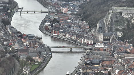 vista aérea: las torres históricas de dinant se elevan junto al reluciente meuse, contando