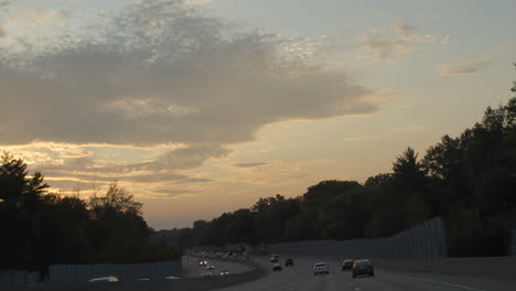 In-Zeitlupe-Auf-Der-Autobahn-In-Den-Sonnenuntergang-Fahren