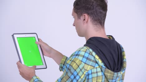 joven hombre hipster guapo con tableta digital