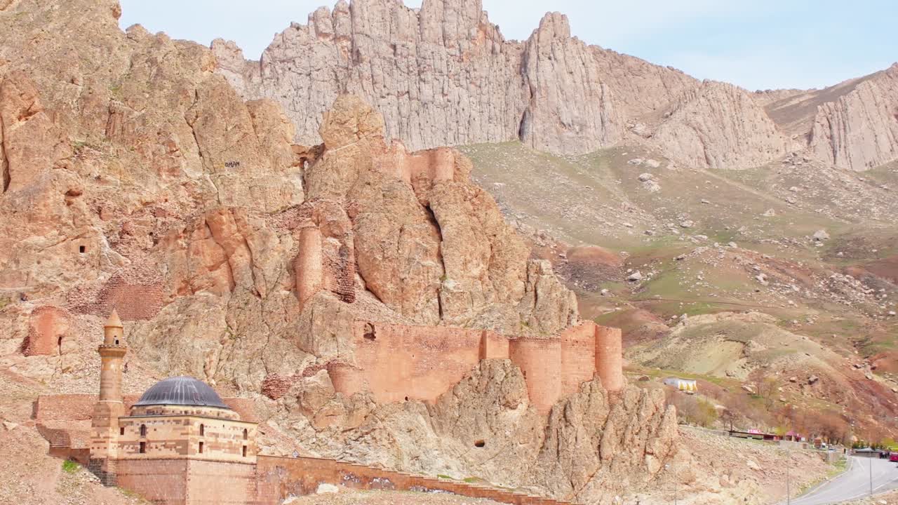 파샤 궁전 에 있는 역사 유산 박물관-모스크와 멋진 바위 풍경, 이스키 바예지드 카미, 이샤크 파샤 궁정 근처에 위치한 모스크, 도구브