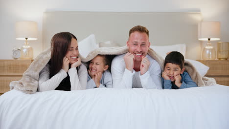 Gesicht,-Decke-Und-Familie-In-Einem-Bett-Glücklich