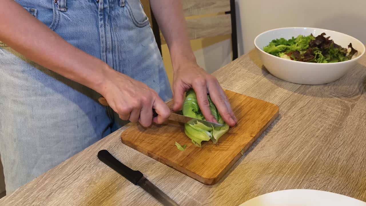 estoy preparando una ensalada.