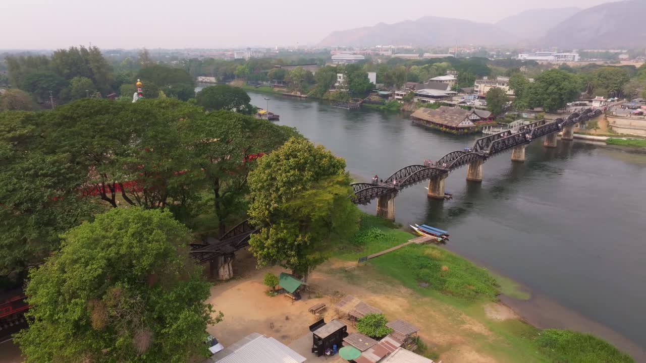 Scena aerea di un treno in movimento sul leggendario fiume Kwai, Thailandia