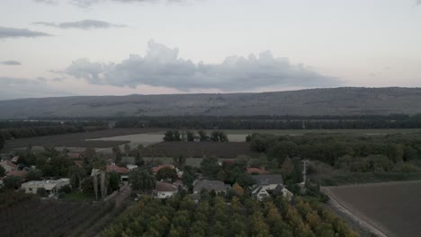 Rückwärts-Fliegende-Luftaufnahme-über-Dem-Grünen,-Wunderschönen-Israelischen-Kibbuz