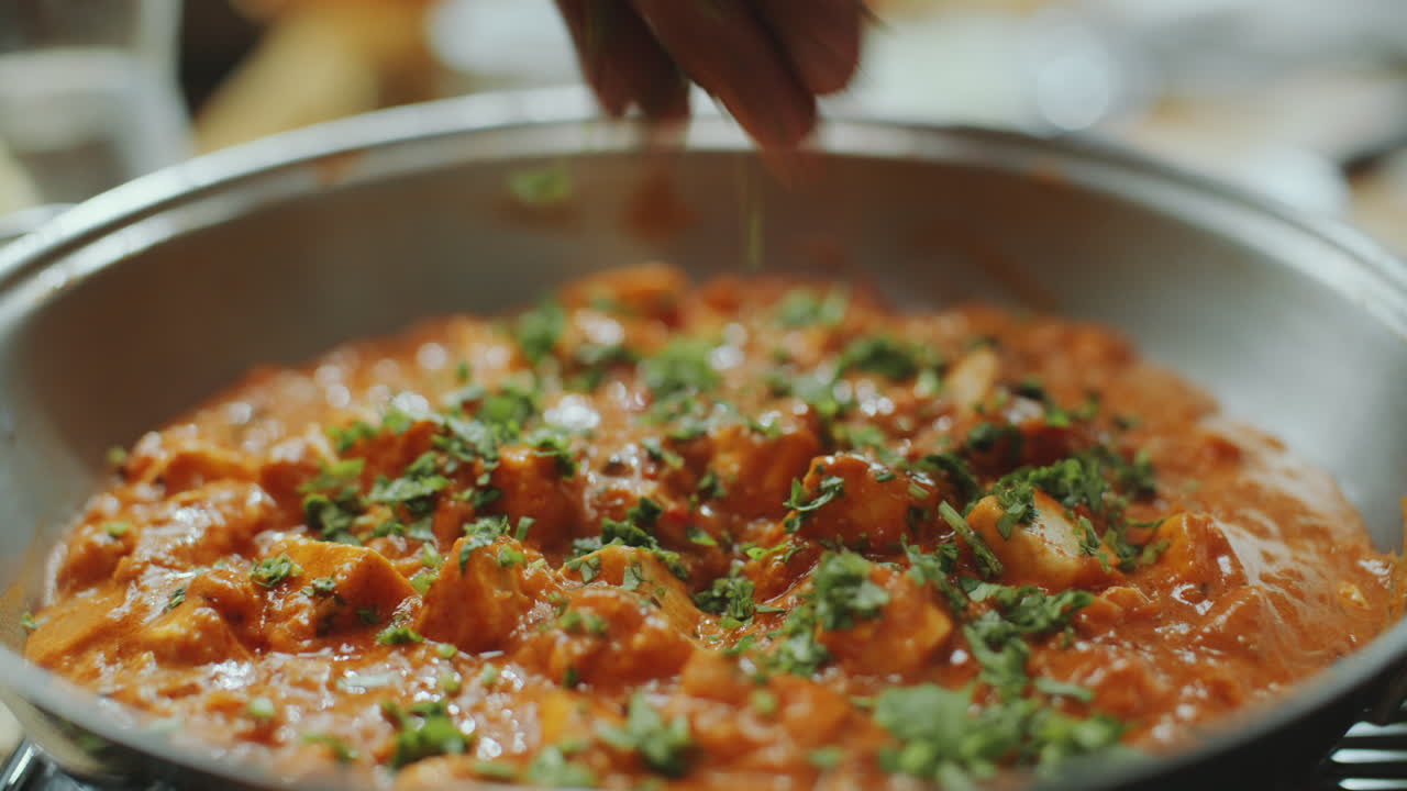 primer plano de la guarnición de la mantequilla de paneer masala con cilantro fresco
