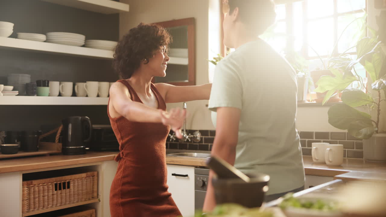 um casal feliz numa cozinha.