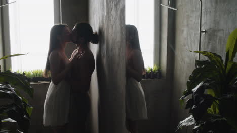 Pareja-Besándose-En-El-Baño