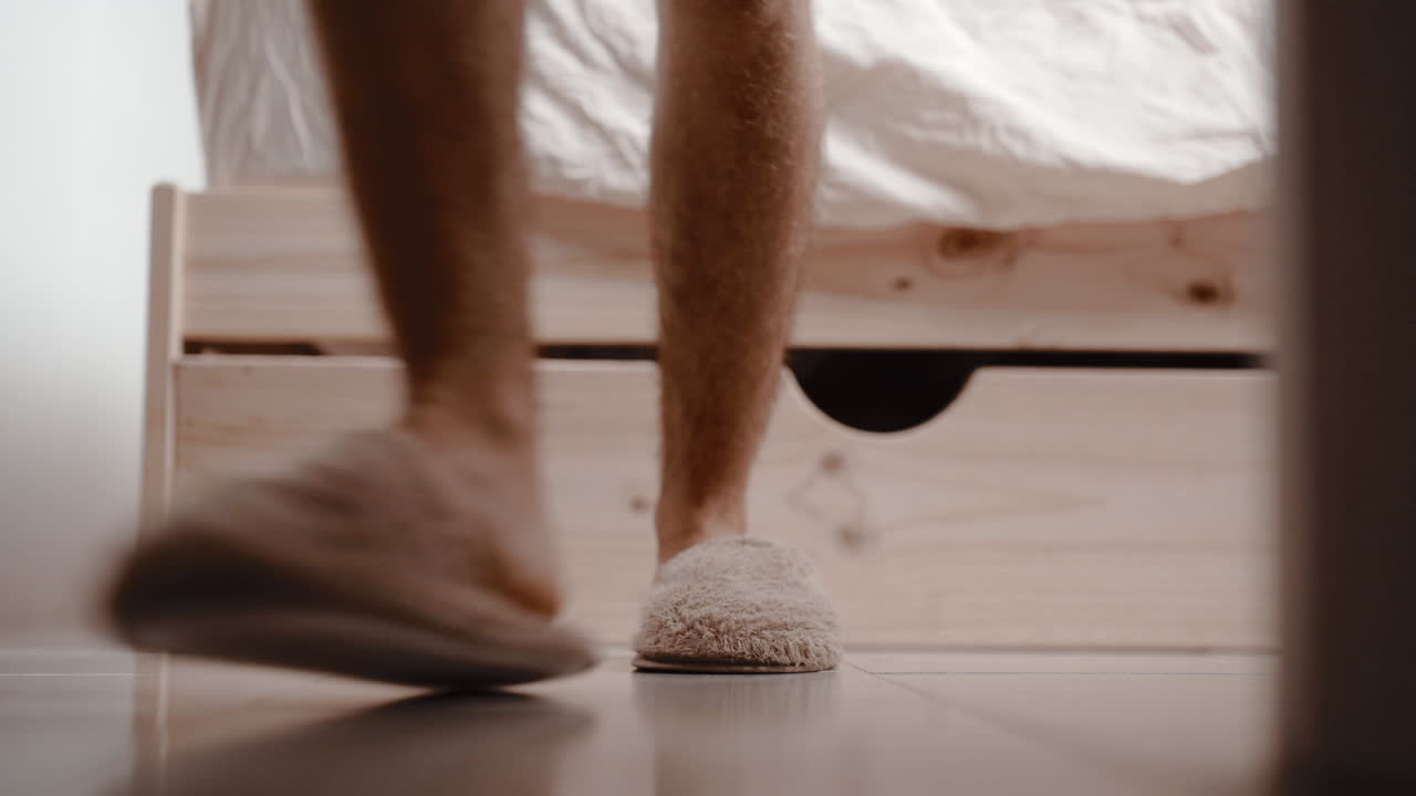 아침에 일어나 모피 슬리퍼를 신고