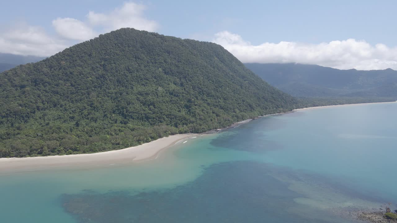 exuberante selva tropical de daintree en thornton beach con paisaje marino durante el día - isla golpeada por el mar de coral en queensland, australia