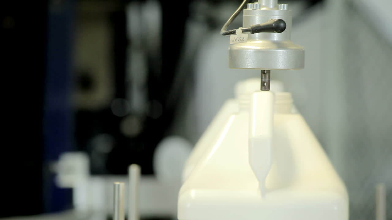 플라스틱 캐니스터 생산 기술. 현대 공장 컨베이어 벨트