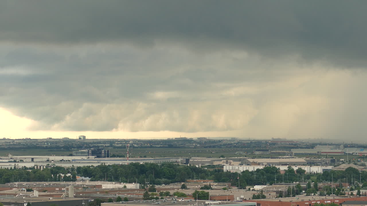 timelapse de nubes oscuras sobre la zona industrial en las afueras de toronto