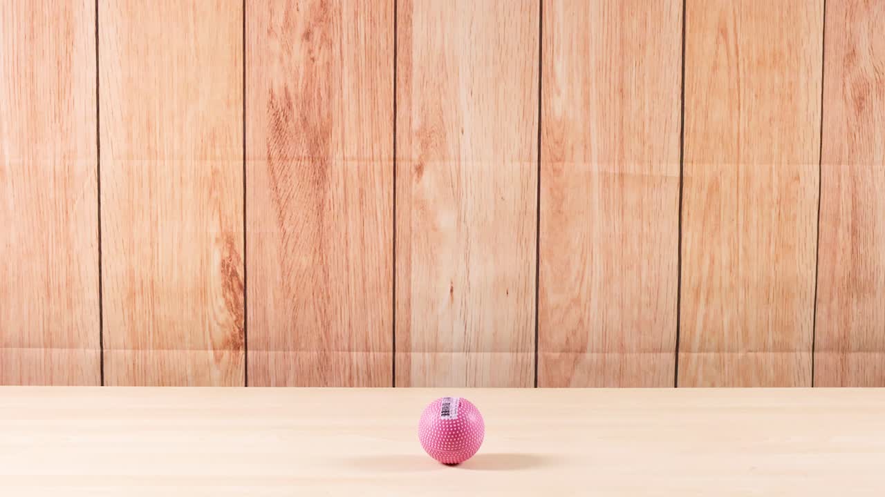 공이 나무 표면에 반복적으로 반사됩니다.