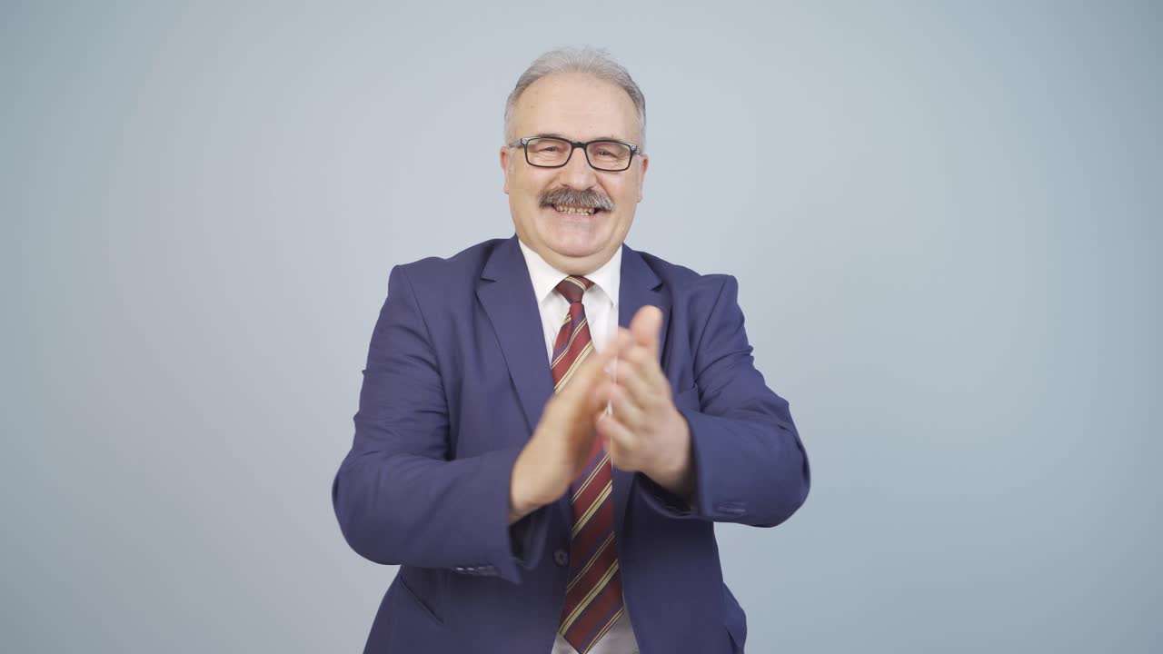 사업가들이 박수를 치고 있습니다.