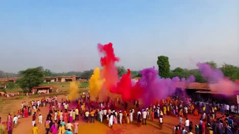 célébration de holi dans un village