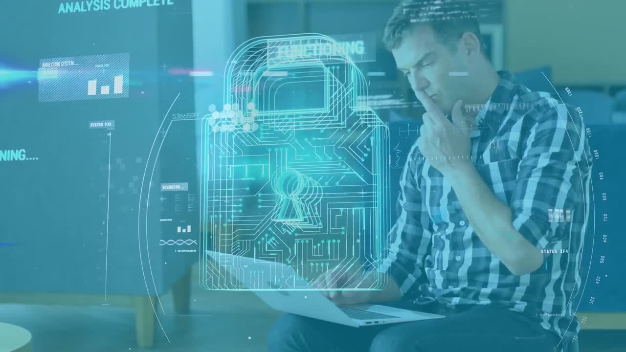 animación del candado de seguridad en línea y procesamiento de datos sobre un hombre de negocios que usa una computadora portátil