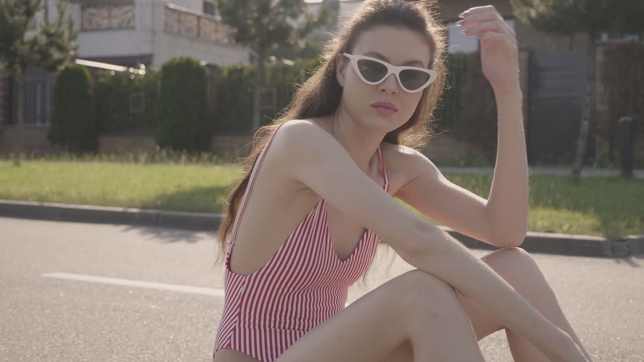 женщина в красно-белом полосатом купальнике