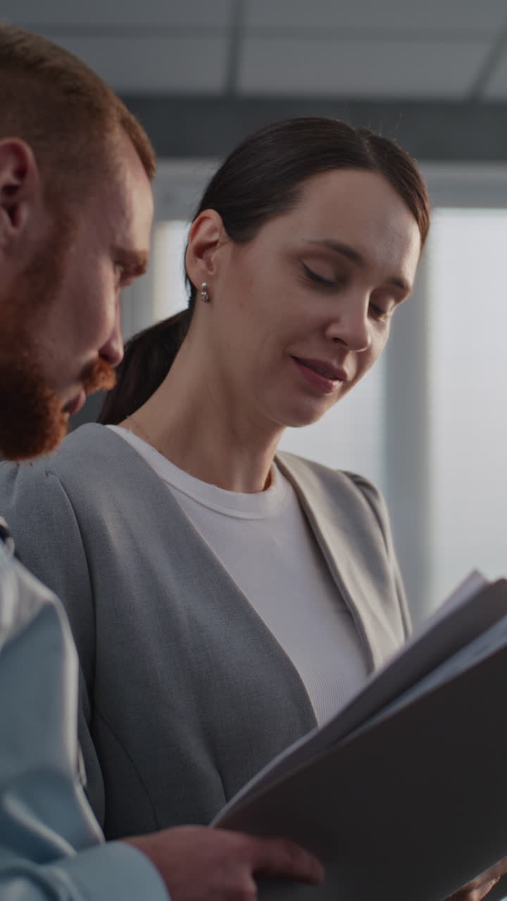 colegas de negocios discutiendo documentos