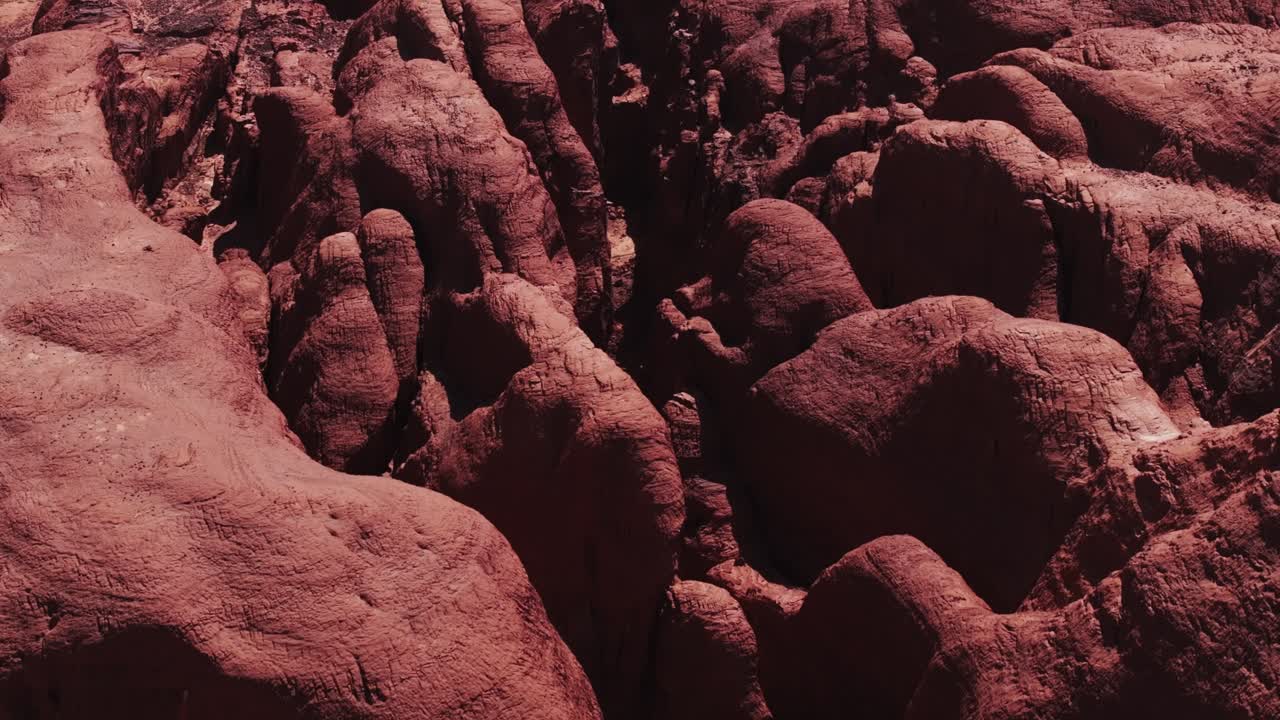 Montagne nel deserto del Sahara, veduta aerea con drone di rocce rosse.