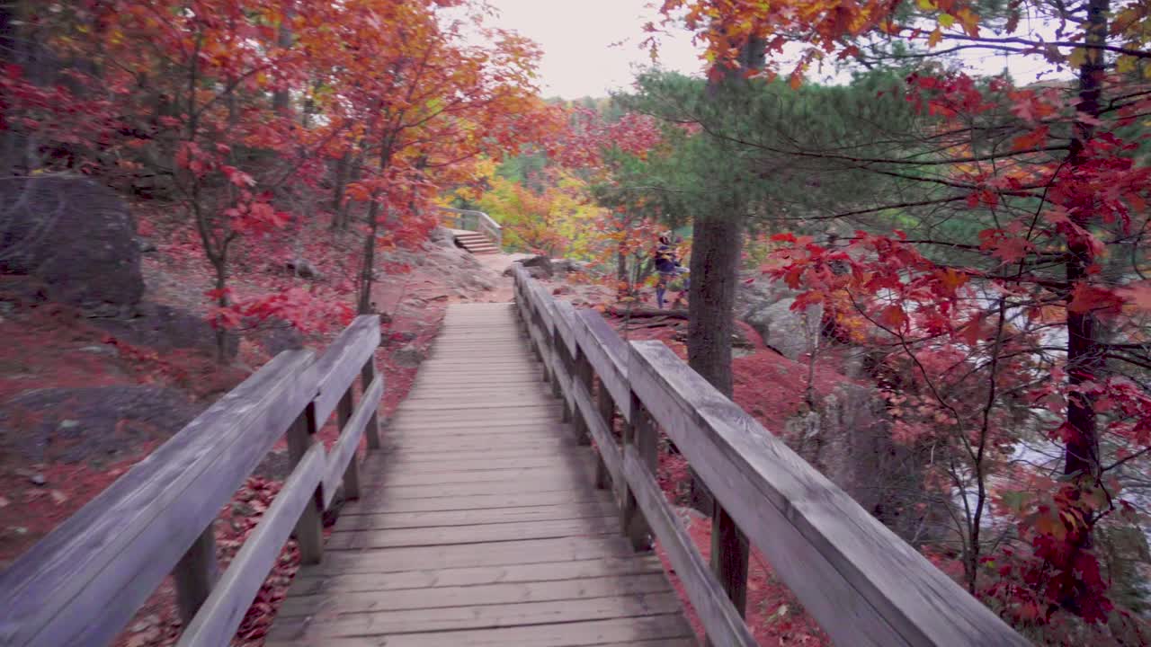 보드워크 굴곡의 모퉁이를 돌고 트레일 양쪽에 있는 산책로와 바위의 긴 선도 라인 뷰를 나타냅니다.