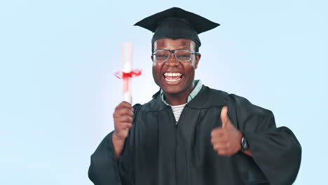 graduación, pulgares hacia arriba y hombre o éxito estudiantil