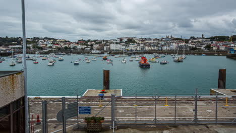 barcos amarrados en el puerto de puerto de san pedro, en guernsey, islas del canal, reino unido