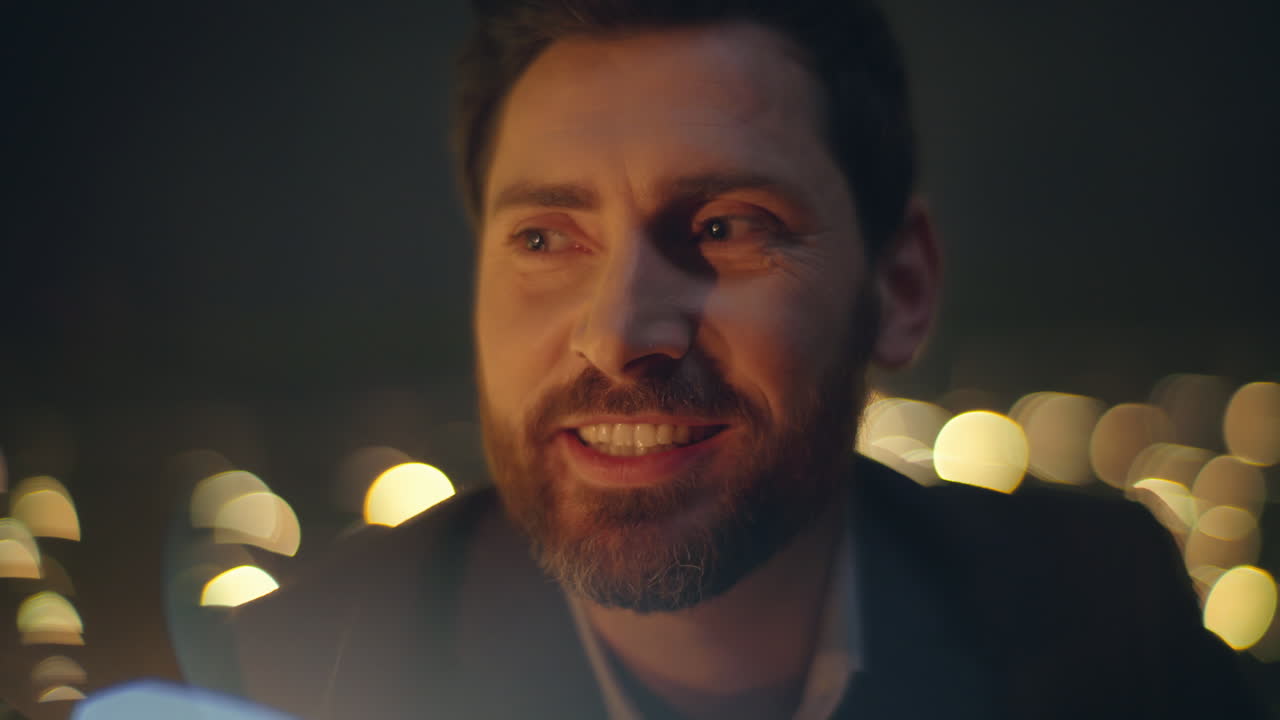 hombre suave hablando luz nocturna cena de hotel de lujo de primer plano. hombre barbudo sonriendo