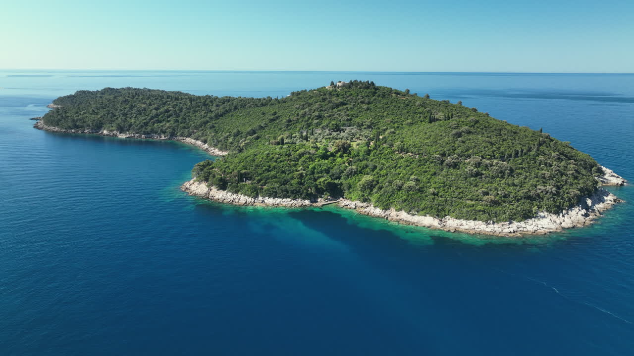 vistas aéreas sobre la isla de lodkrum frente a la costa de dubrovnik, croacia