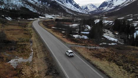 Drone-Siguiendo-Un-Coche-De-Montar-En-Un-Paisaje-Montañoso