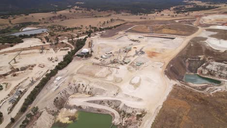 cantera de piedra en círculo aéreo sitio de la mina de corte abierto victoria, australia
