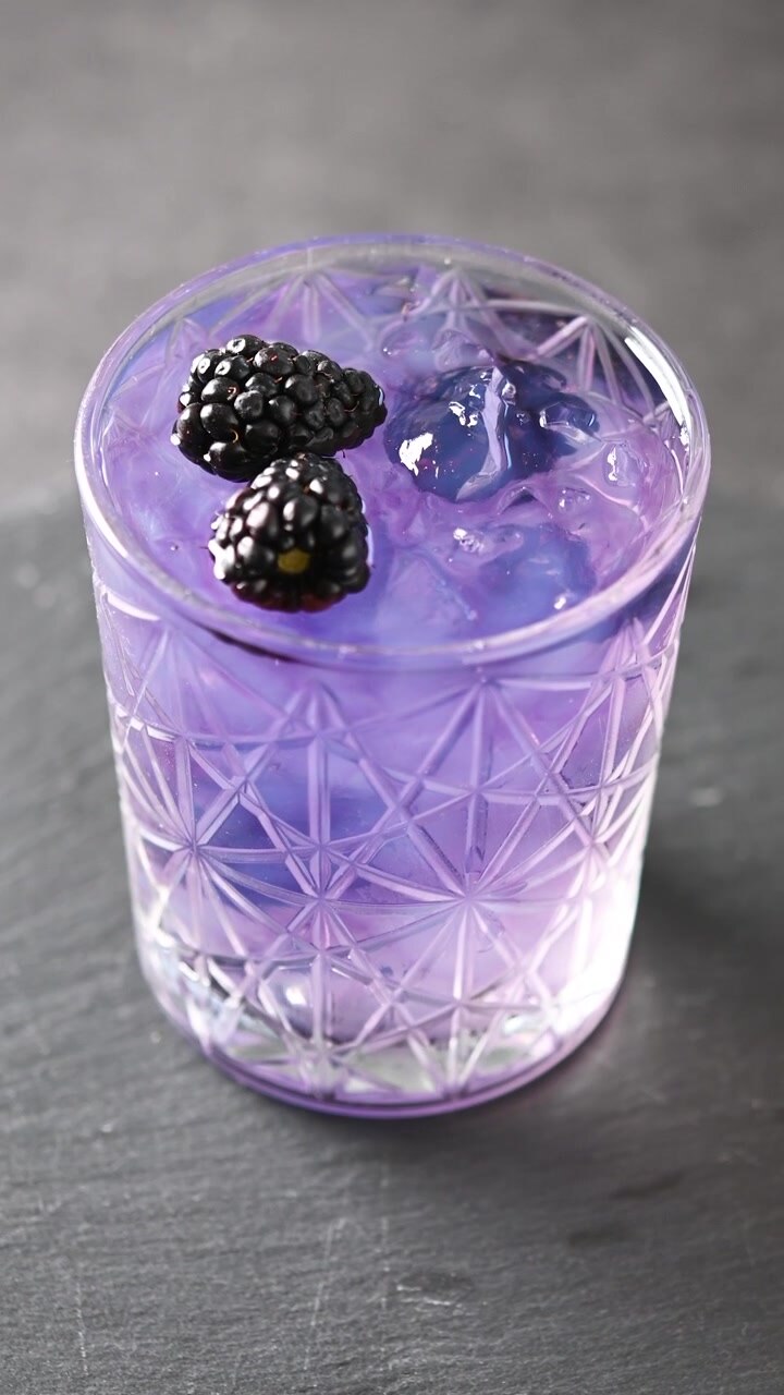 Cocktail Bramble con more e ghiaccio tritato.