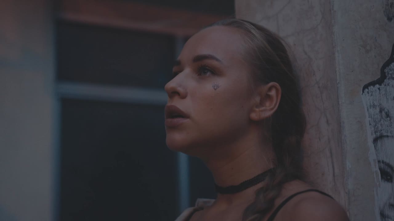 Una mujer joven mirando hacia arriba.