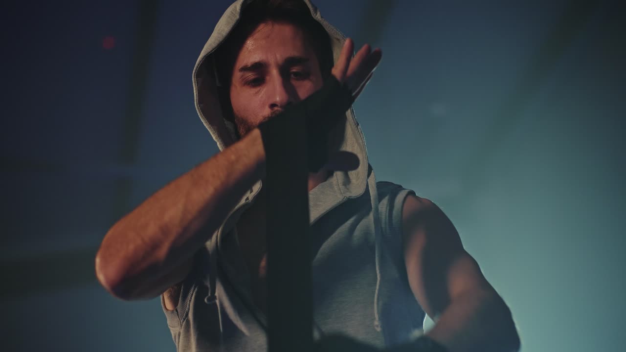 hombre preparándose para el entrenamiento de boxeo