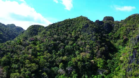 Vista-Aérea-Montañas-Sol-De-Verano-Pan-A-La-Izquierda-Sobre-El-Lago-Kayangan