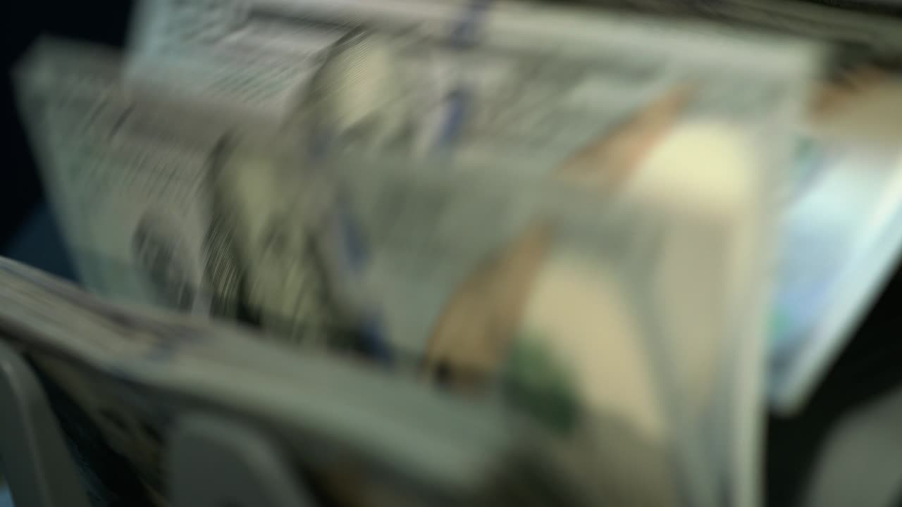 Máquina contadora de billetes contando billetes de dólar. Equipo para contar dinero.