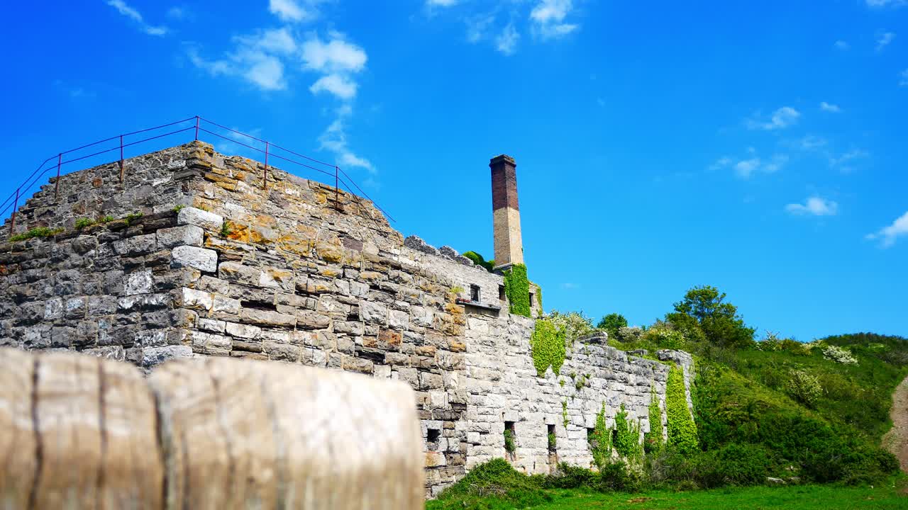 웨일스 어 산업 해안 시골 돌리 오른쪽에 있는 오래된 버려진 랜드마크 석재 용광로 건물