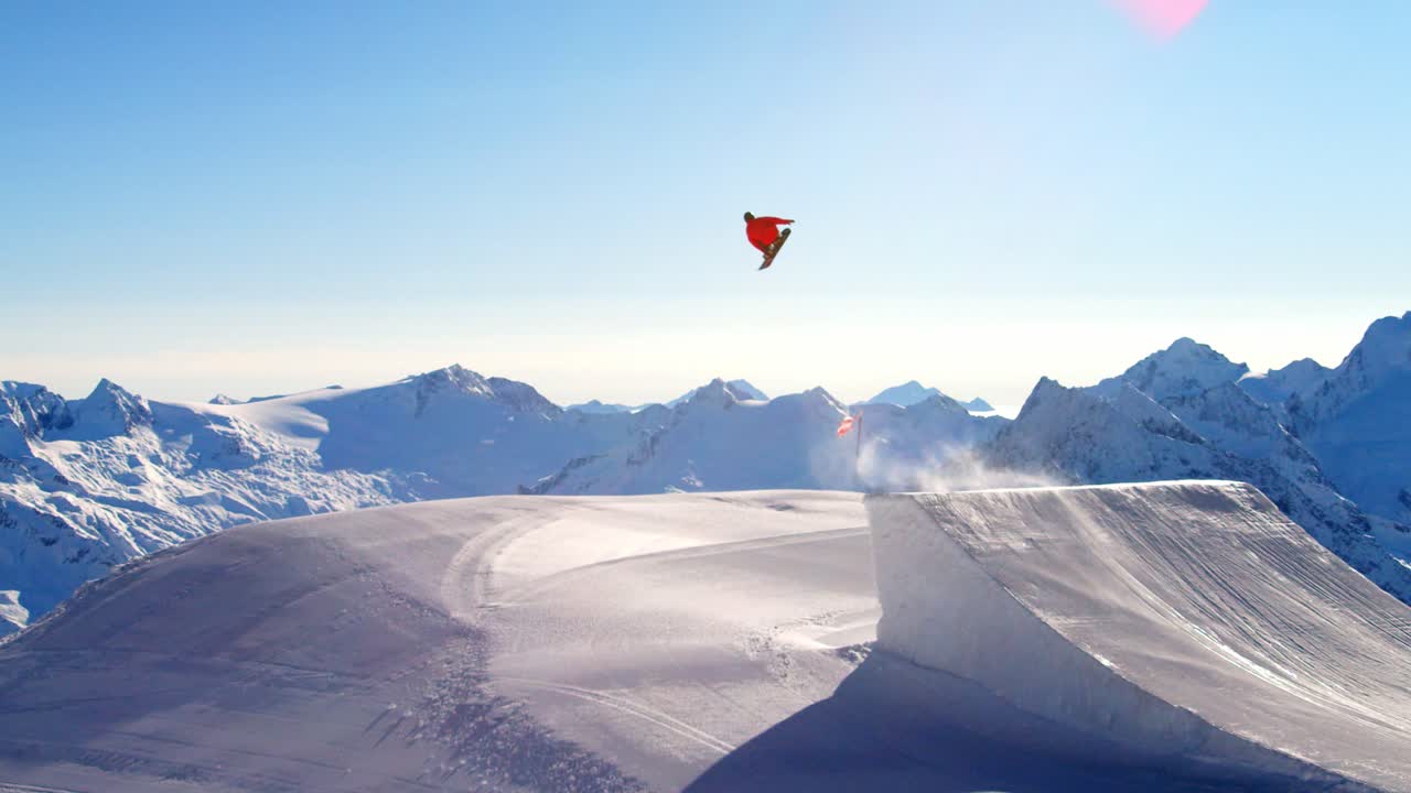 오스트리아의 funkark에서 매우 큰 스키 점프를 점프하는 젊은 스노보드 프리스타일 스키어