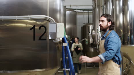 un homme et une femme travaillant à la brasserie