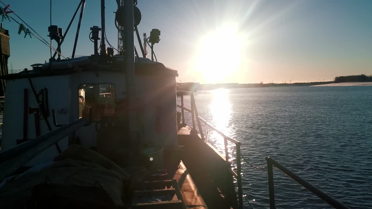 배 를 타고 강 을 가로질러 해가 지는 것