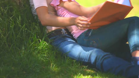 niña leyendo un libro con su madre