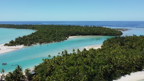 Vista-Aérea-De-Impresionantes-Islas-Tropicales-Con-Palmeras-Y-Playas-De-Arena-Blanca