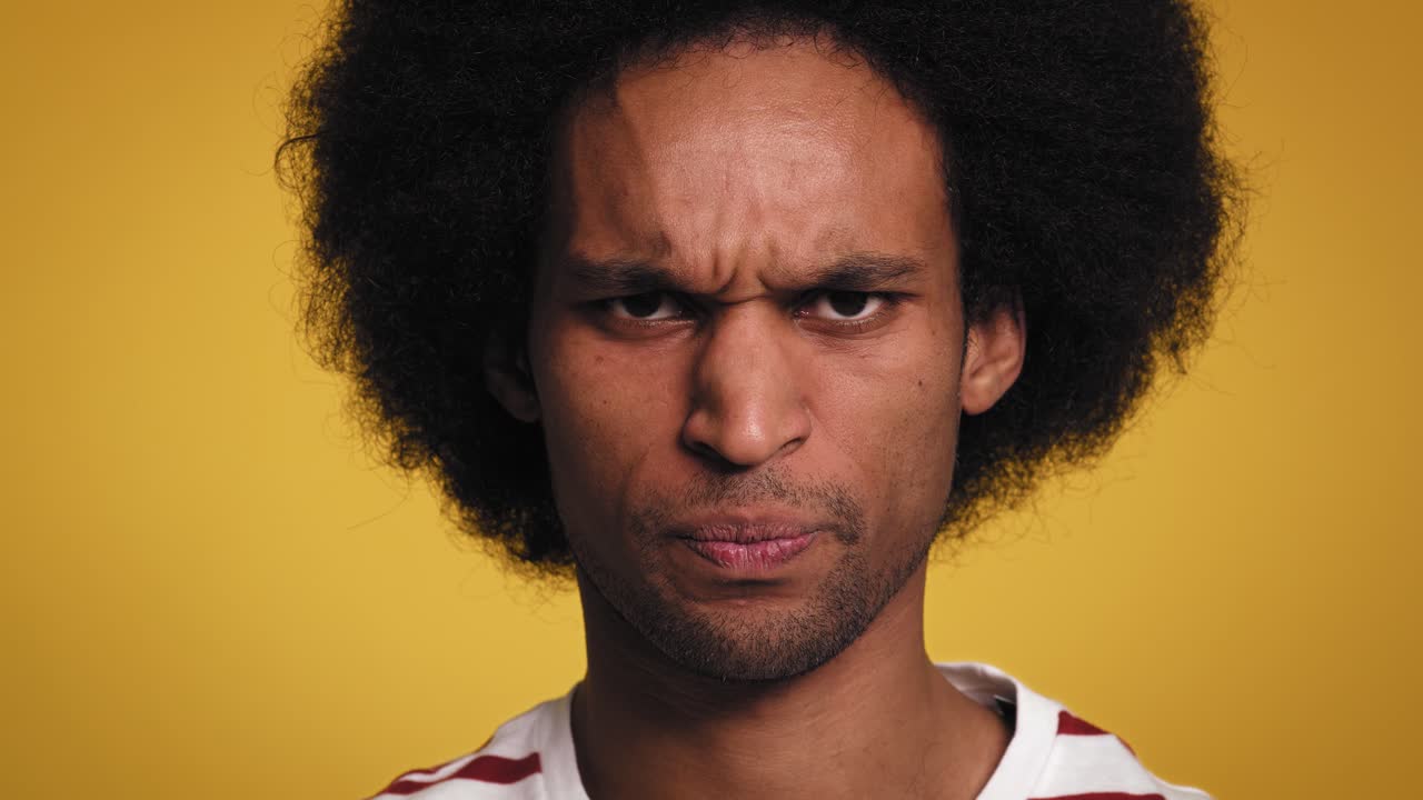 vídeo en primer plano de las expresiones faciales de un joven africano