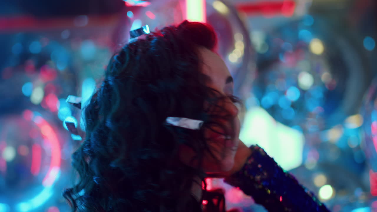 chica encantadora mordiendo el labio en una fiesta. persona femenina bonita coqueteando en un club nocturno