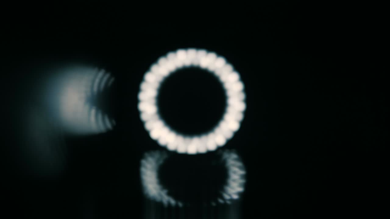 luces de led de círculo con diferentes versiones del brillo en fondo negro. macro