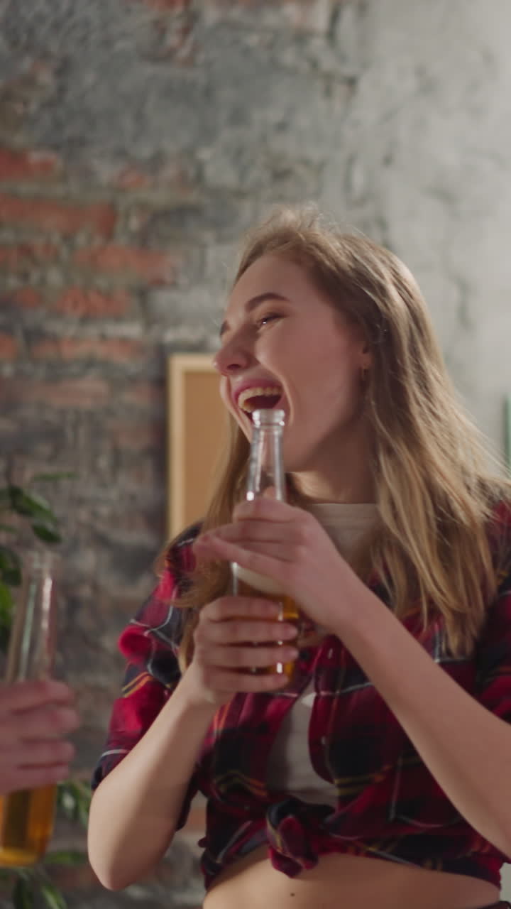 aficionados positivos al fútbol mujeres blancas y chicos negros sonríen disfrutando del gol final en el partido en cámara lenta en la sala ahumada. campeonato de fútbol y partidarios emocionales