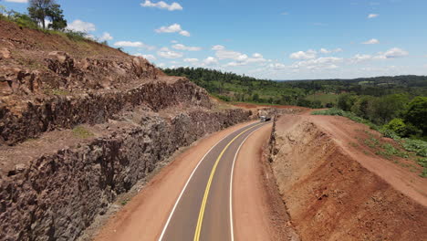 Camión-En-La-Carretera-En-América-Del-Sur.