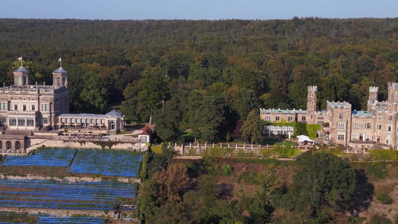 조용한 강변에 있는 웅장하고 웅장한 성들