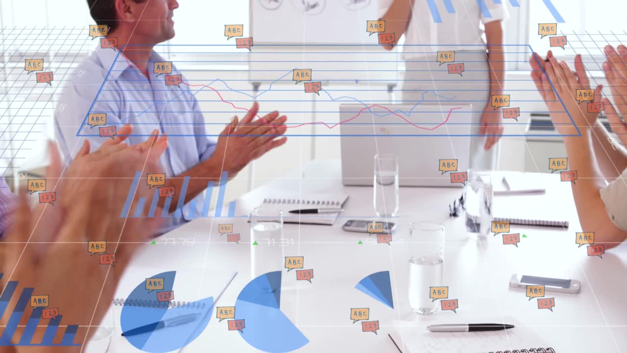 animación del procesamiento de datos sobre personas de negocios que usan auriculares telefónicos