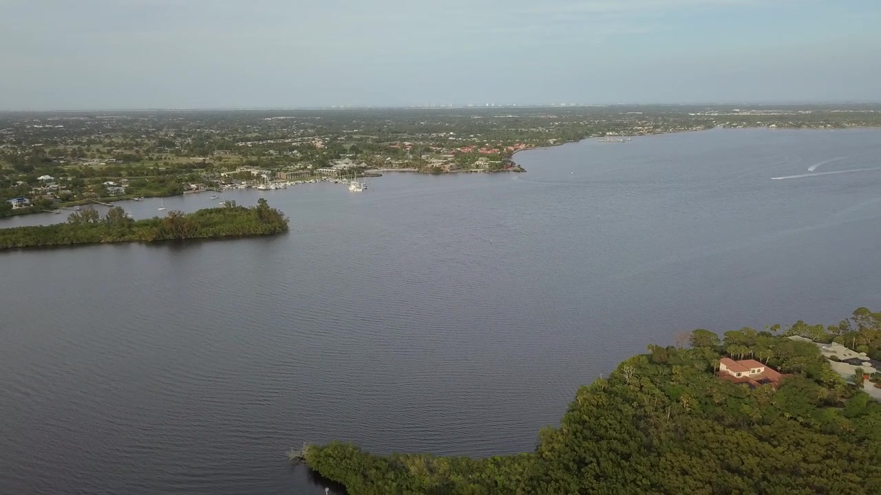 Biscayne Körfezi üzerinde yavaş bir dron geri çekimi, Miami'nin sahil şeridini, adalarını, yerleşim kıyılarını ve tropikal manzarasını gözler önüne seriyor.